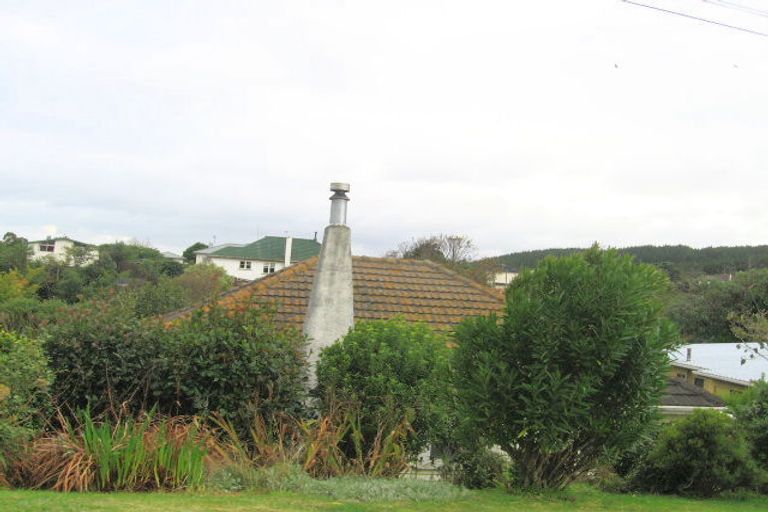 Photo of property in 13 Mexted Terrace, Tawa, Wellington, 5028