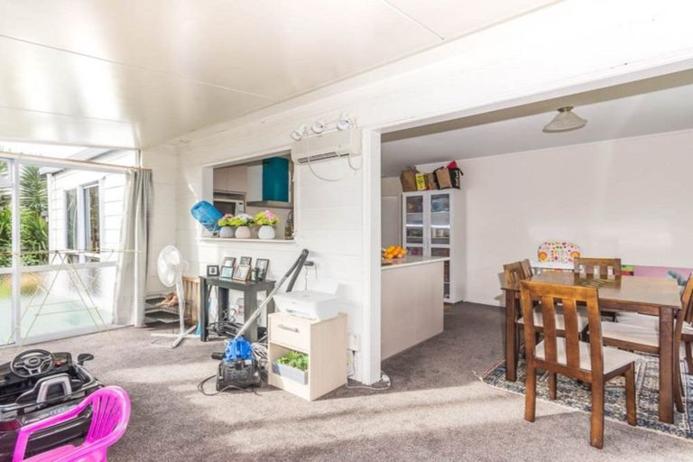 Photo of property in 2/52 Waitaki Street, Henderson, Auckland, 0612