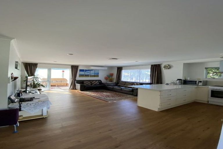 Photo of property in 1/269 Great North Road, Henderson, Auckland, 0612