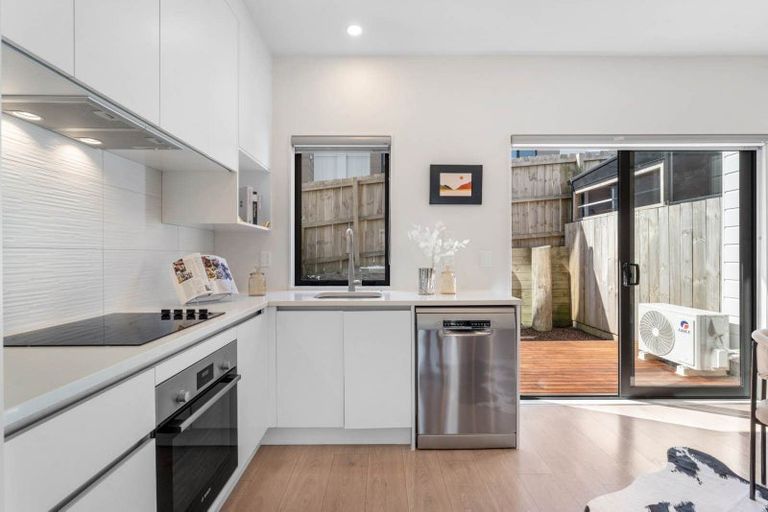 Photo of property in 4d Flaunty Place, West Harbour, Auckland, 0618