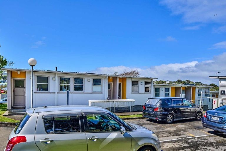 Photo of property in Batchelor Street Flats, 2-16 Batchelor Street, Newlands, Wellington, 6037