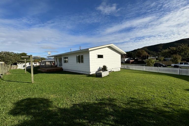 Photo of property in 350 Wellington Road, Wainuiomata, Lower Hutt, 5014