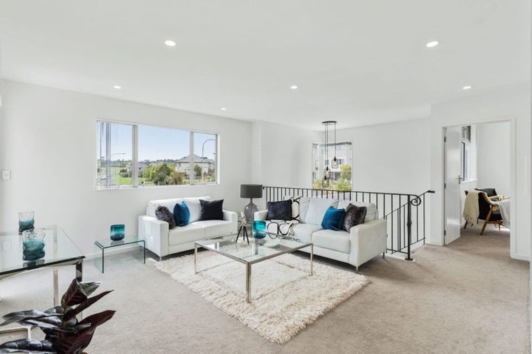 Photo of property in 33 Medallion Drive, Oteha, Auckland, 0632