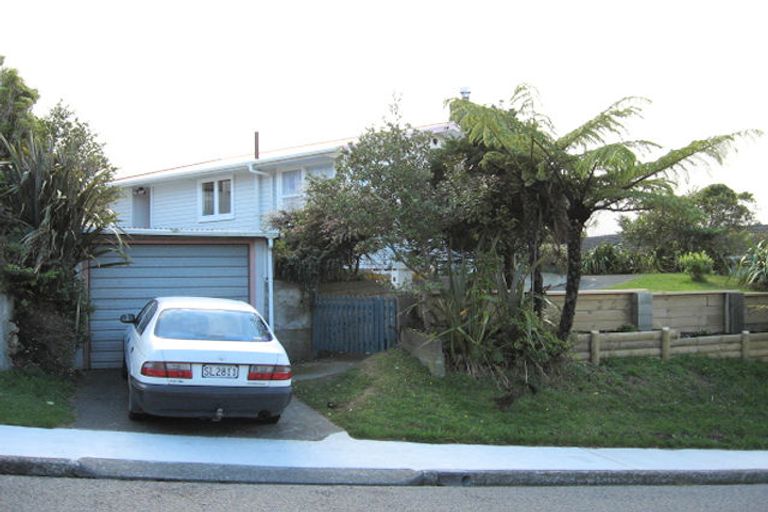 Photo of property in 10 Link Road, Newlands, Wellington, 6037