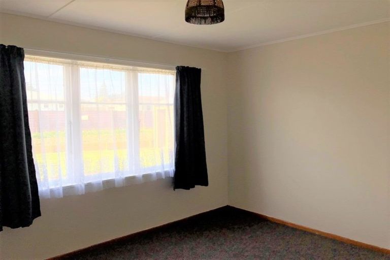 Photo of property in 14 Omori Place, Castlecliff, Whanganui, 4501