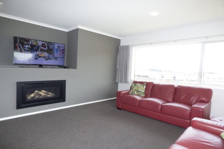 Photo of property in 12 Oakmont Crescent, Waiwhakaiho, New Plymouth, 4312