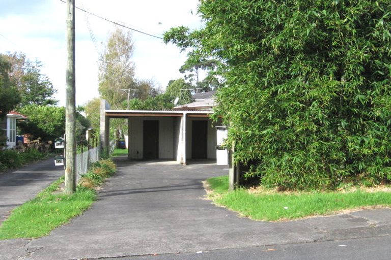 Photo of property in 2/811a Te Atatu Road, Te Atatu Peninsula, Auckland, 0610