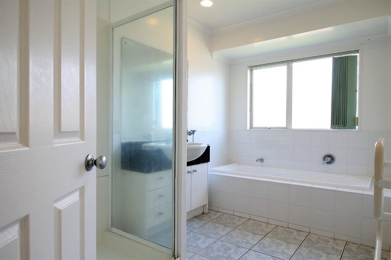 Photo of property in 12 Mellefont Close, East Tamaki Heights, Auckland, 2016