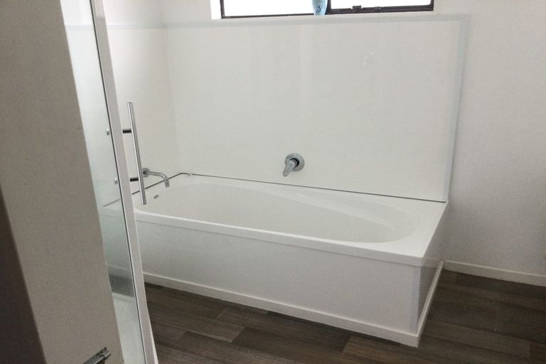 Photo of property in 1/7 Vardon Road, Green Bay, Auckland, 0604