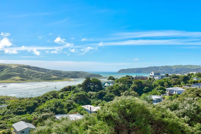 Photo of property in 10 Kahu Road, Paremata, Porirua, 5024