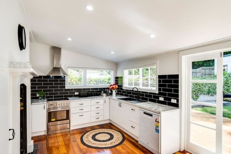 Photo of property in 107 Shakespeare Road, Bluff Hill, Napier, 4110