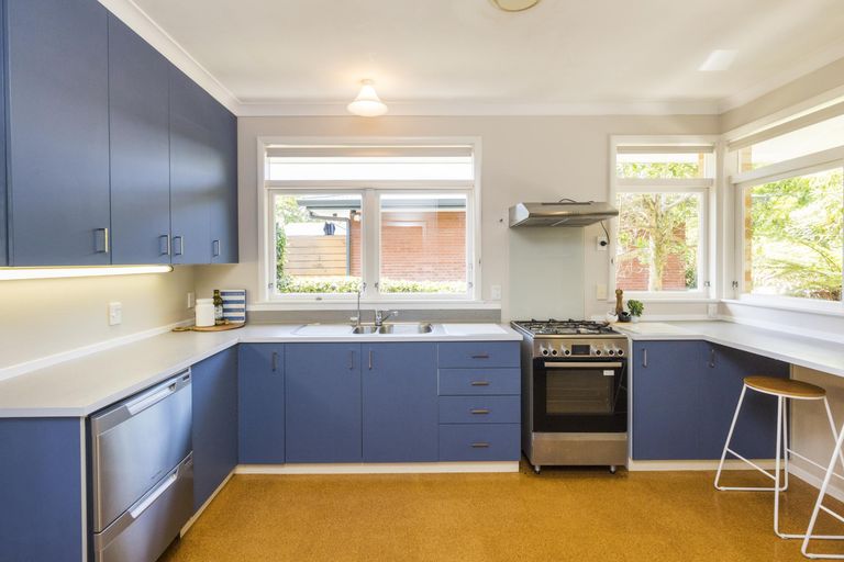 Photo of property in 19 Surrey Crescent, Hokowhitu, Palmerston North, 4410