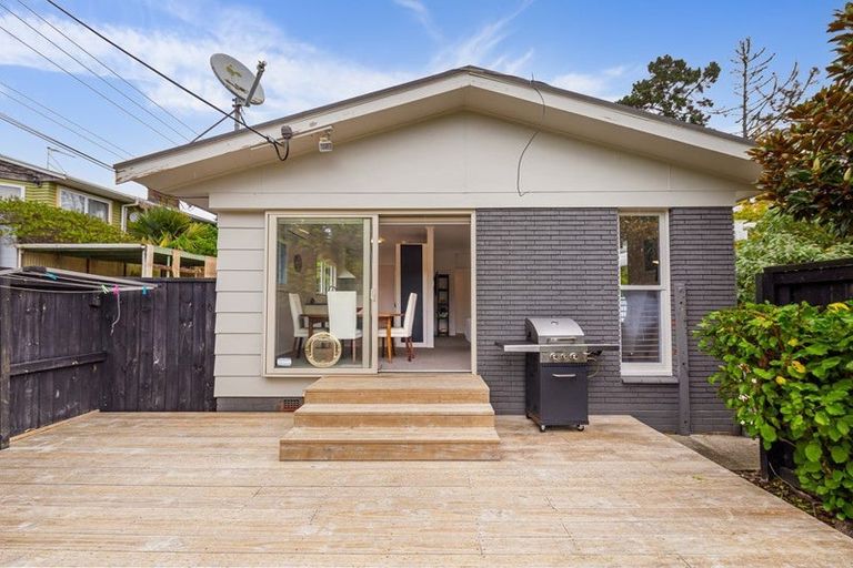 Photo of property in 26 Lauderdale Road, Birkdale, Auckland, 0626