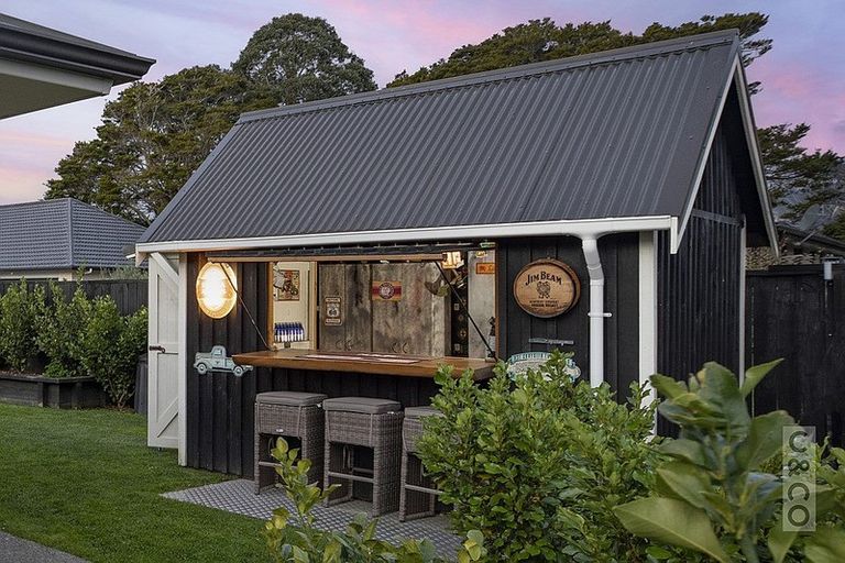 Photo of property in 8 Larmer Drive, Kumeu, 0810