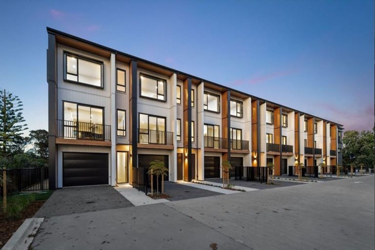 Photo of property in 16 Beach Road, Hobsonville, Auckland, 0616