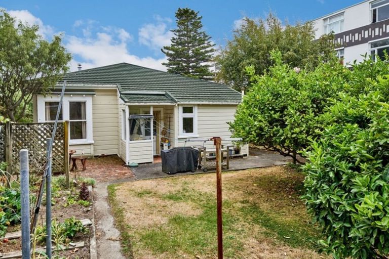 Photo of property in 45 Marine Parade, Eastbourne, Lower Hutt, 5013