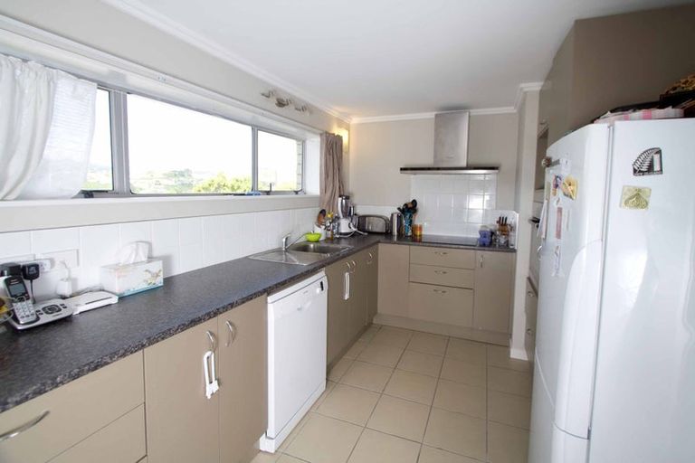 Photo of property in 59 Churton Drive, Churton Park, Wellington, 6037