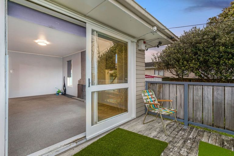 Photo of property in 15 Paton Avenue, Te Atatu South, Auckland, 0610