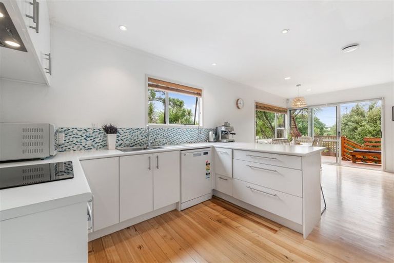Photo of property in 1/9 De Val Drive, Titirangi, Auckland, 0604