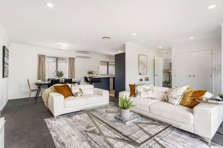 Photo of property in 16 Carisbrook Crescent, Papakura, 2110