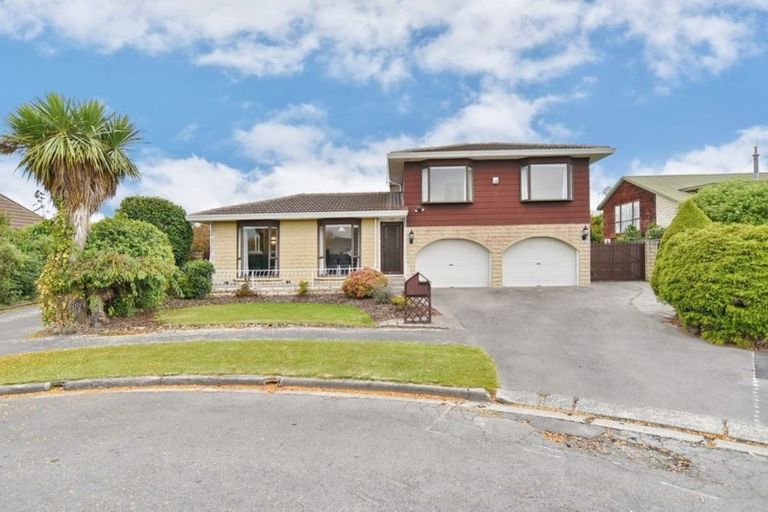 Photo of property in 15 Sonning Place, Redwood, Christchurch, 8051