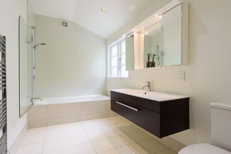 Photo of property in 12 Rixon Grove, Mount Victoria, Wellington, 6011