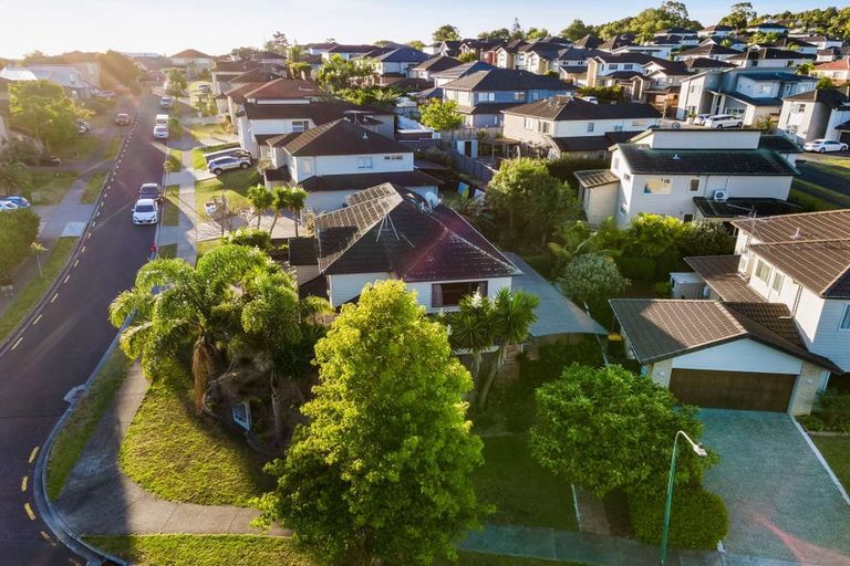 Photo of property in 1 Seresin Crescent, Flat Bush, Auckland, 2016