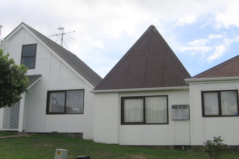 Photo of property in 132 Akaroa Drive, Maupuia, Wellington, 6022