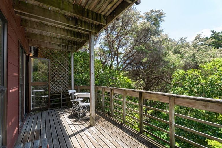Photo of property in 18 Roys Road, Plimmerton, Porirua, 5026