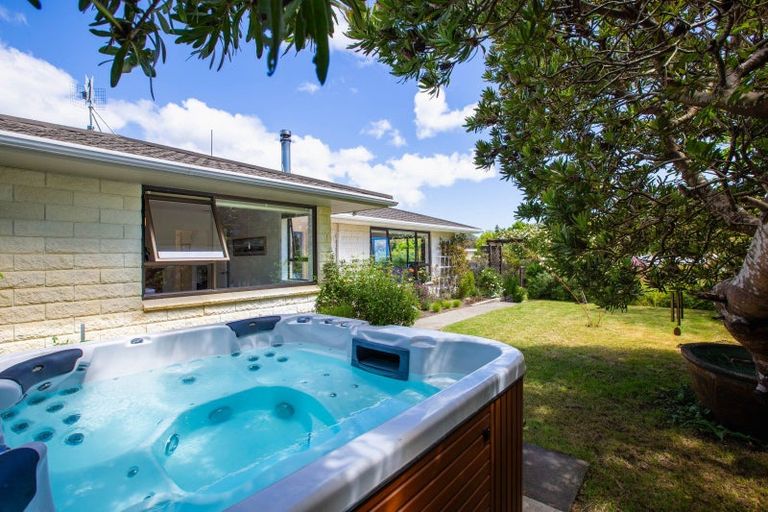 Photo of property in 60 Makora Road, Otaihanga, Paraparaumu, 5036