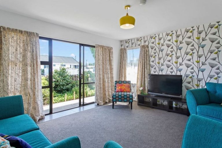 Photo of property in 2/52a Chipping Lane, Redwood, Christchurch, 8051