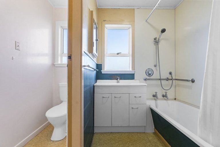 Photo of property in 62 Ninia Road, Paraite, New Plymouth, 4373