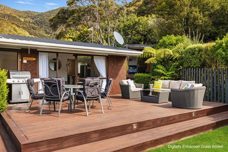 Photo of property in 1992 Queen Charlotte Drive, Momorangi Bay, Picton, 7281