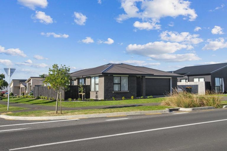 Photo of property in 1 Poutawa Lane, Clarks Beach, 2122