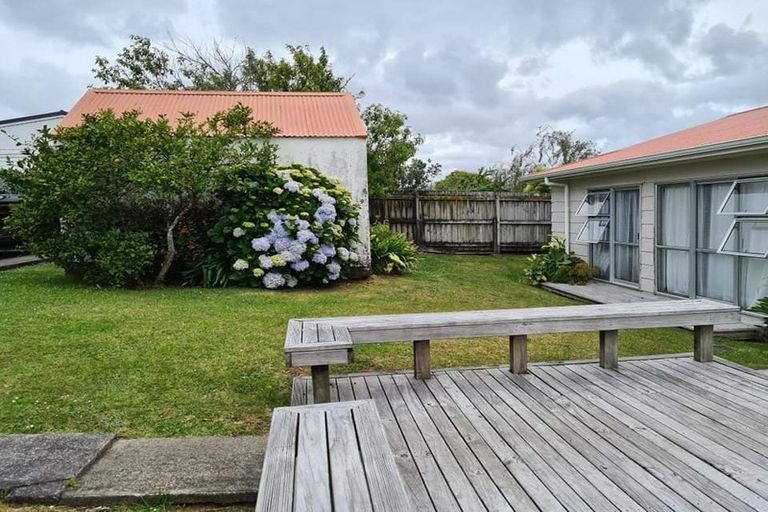 Photo of property in 4/23 Luckens Road, West Harbour, Auckland, 0618