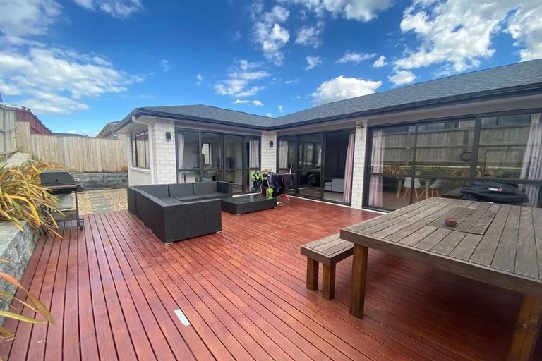 Photo of property in 12 Mamuku Drive, Massey, Auckland, 0614
