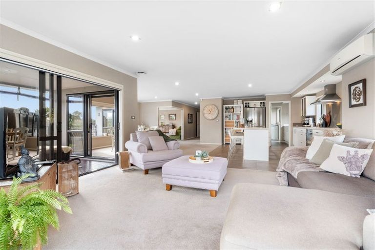 Photo of property in 17 Gavinike Place, Waimauku, 0812