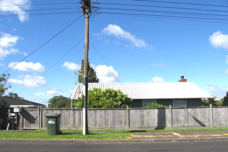 Photo of property in 77 Exmouth Road, Northcote, Auckland, 0627