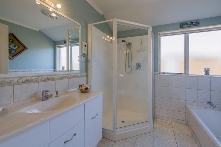 Photo of property in 16 Harry Shaw Way, Raumati South, Paraparaumu, 5032