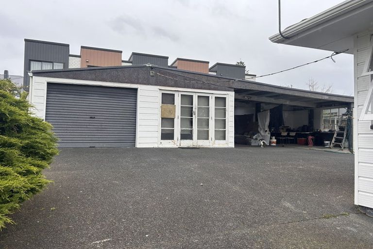 Photo of property in 2a Chapman Road, Te Atatu Peninsula, Auckland, 0610