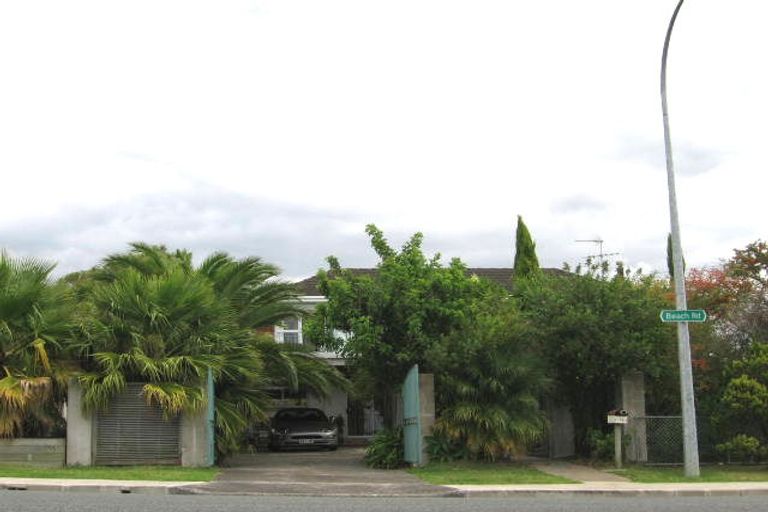 Photo of property in 1/1062 Beach Road, Torbay, Auckland, 0630