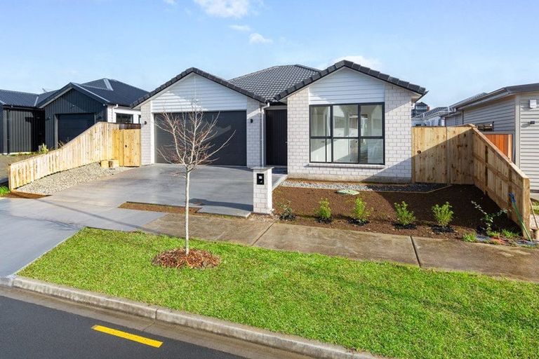 Photo of property in 17 Cara Avenue, Kumeu, 0810