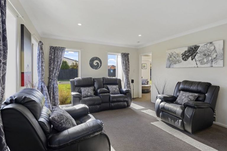 Photo of property in 28 Coolspring Way, Redwood, Christchurch, 8051