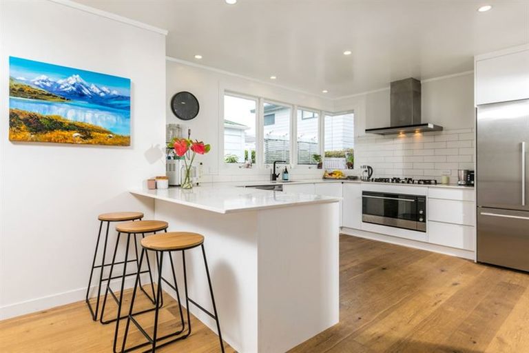 Photo of property in 24 Sulphur Beach Road, Northcote Point, Auckland, 0627