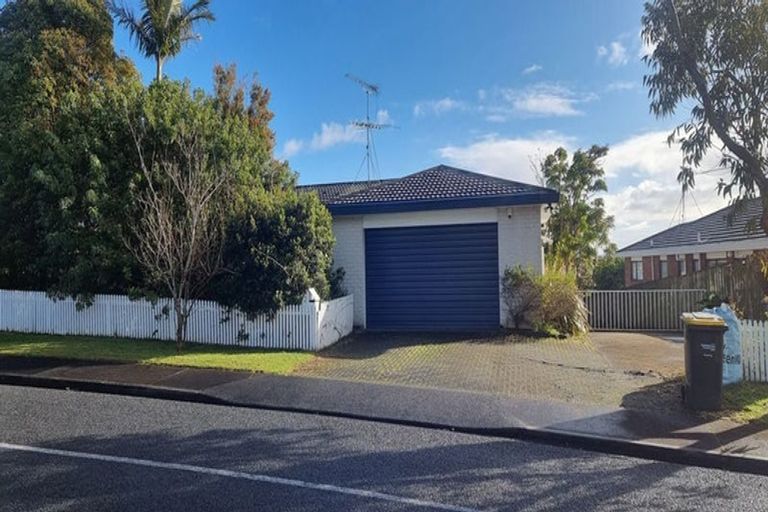 Photo of property in 2 Kerlin Crescent, West Harbour, Auckland, 0618