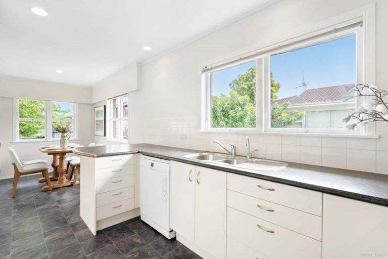 Photo of property in 36 Tupaki Place, Pakuranga Heights, Auckland, 2010