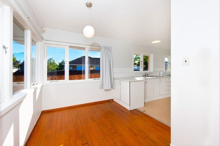 Photo of property in 3 Roby Street, Te Atatu Peninsula, Auckland, 0610