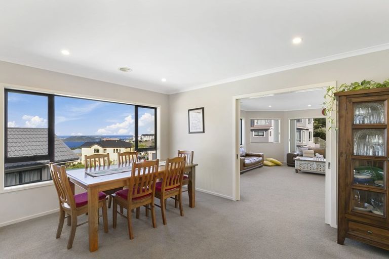 Photo of property in 5 Dress Circle, Newlands, Wellington, 6037