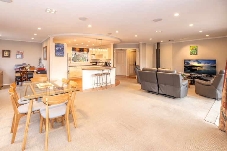 Photo of property in 393 Sawyers Arms Road, Harewood, Christchurch, 8051