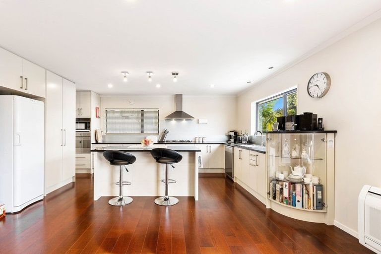 Photo of property in 3 Bintulu Place, Fairview Heights, Auckland, 0632